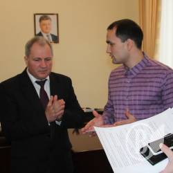 Не беру, не даю - тільки руки складу-ю Не беру, не даю - тільки руки складу-ю
